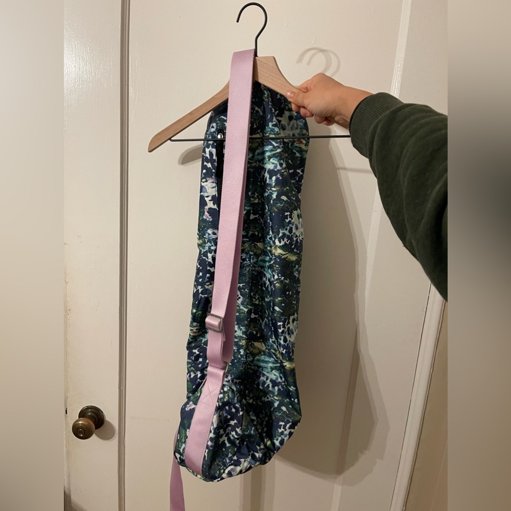 Lululemon Get Rolling Yoga Mat Bag - like new